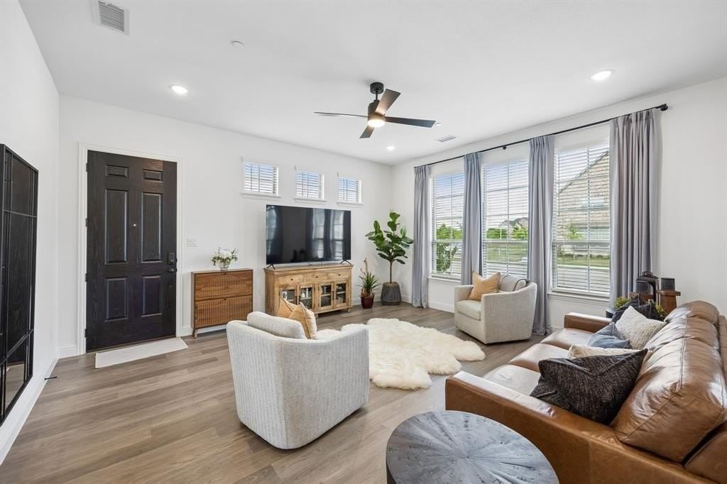 7035 Granbury Ln - Photo 5 of 28