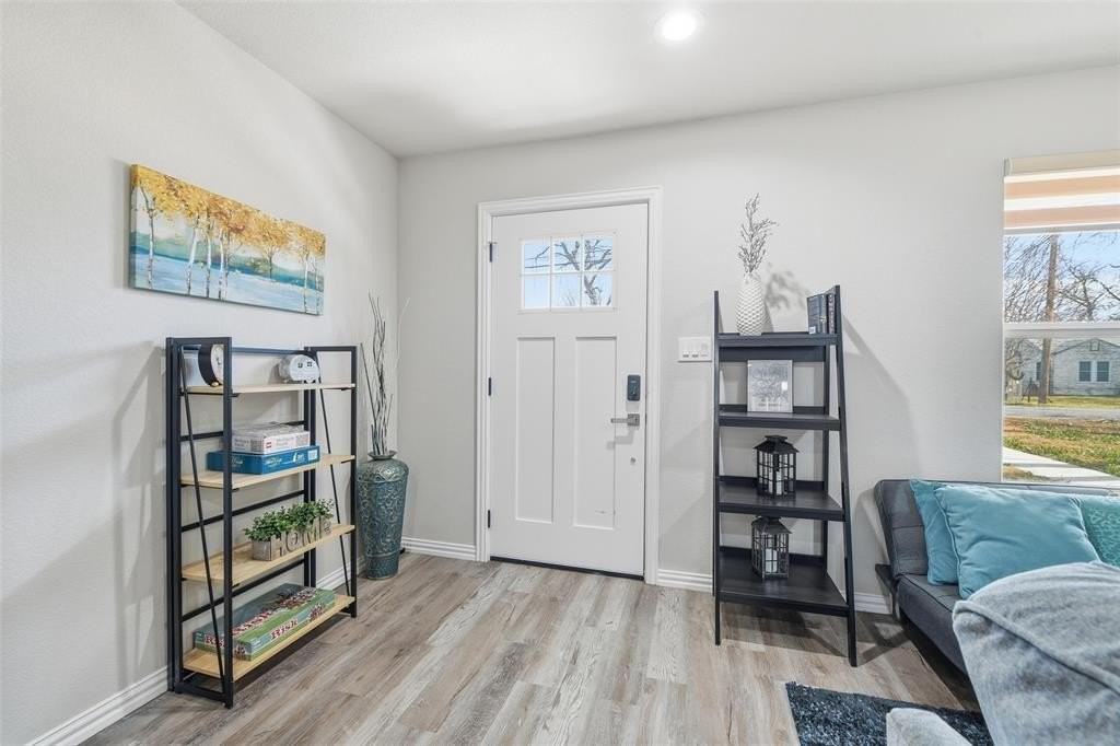 933 River Rd - Photo 4 of 20