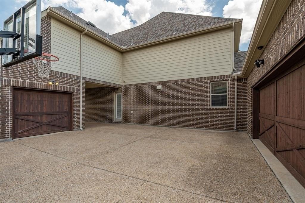 975 Pembrook Ln - Photo 3 of 25