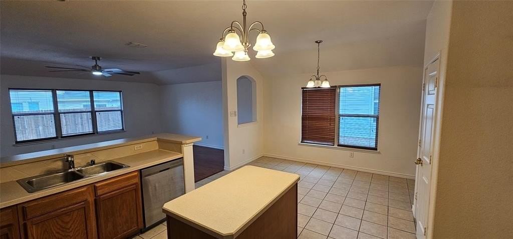 1050 Warbler - Photo 4 of 17