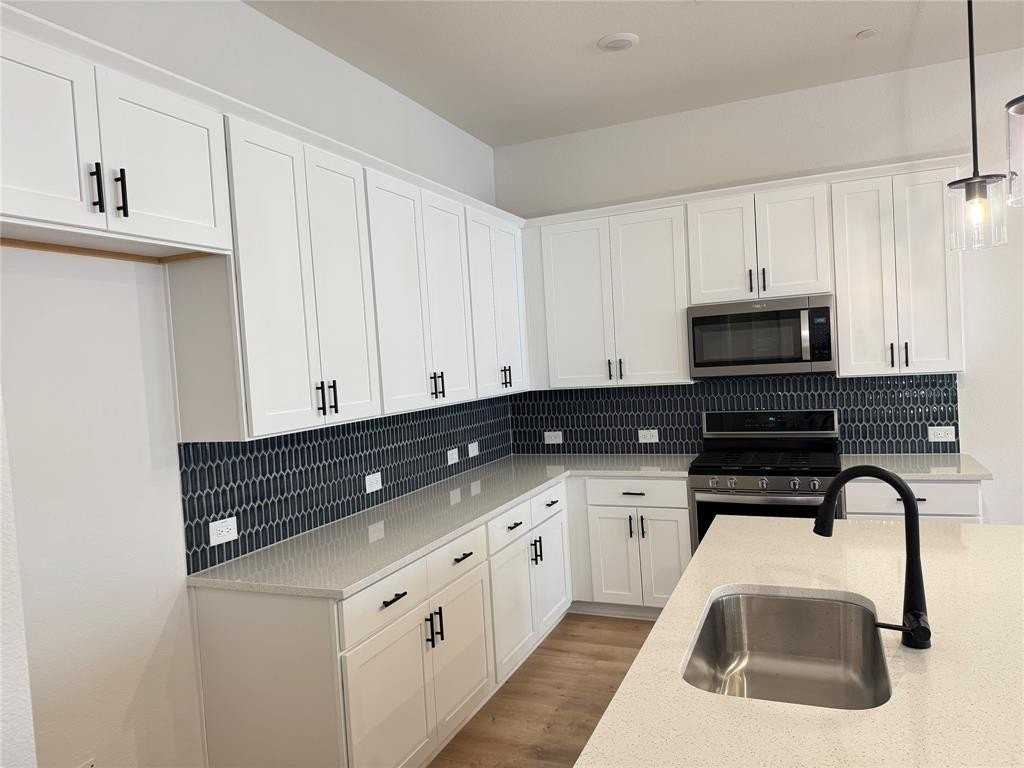 1309 Eureka Springs St - Photo 3 of 39