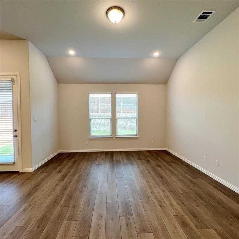 1310 Sundance Ln - Photo 7 of 31