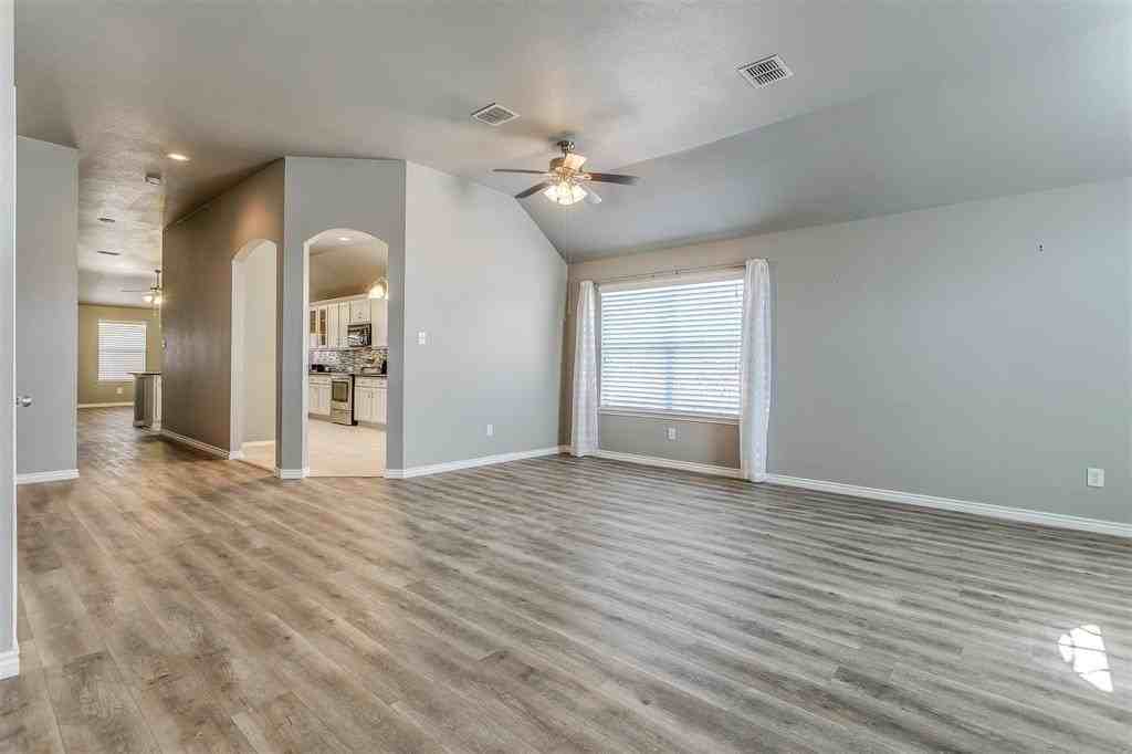 3611 Redwood Cir - Photo 4 of 28