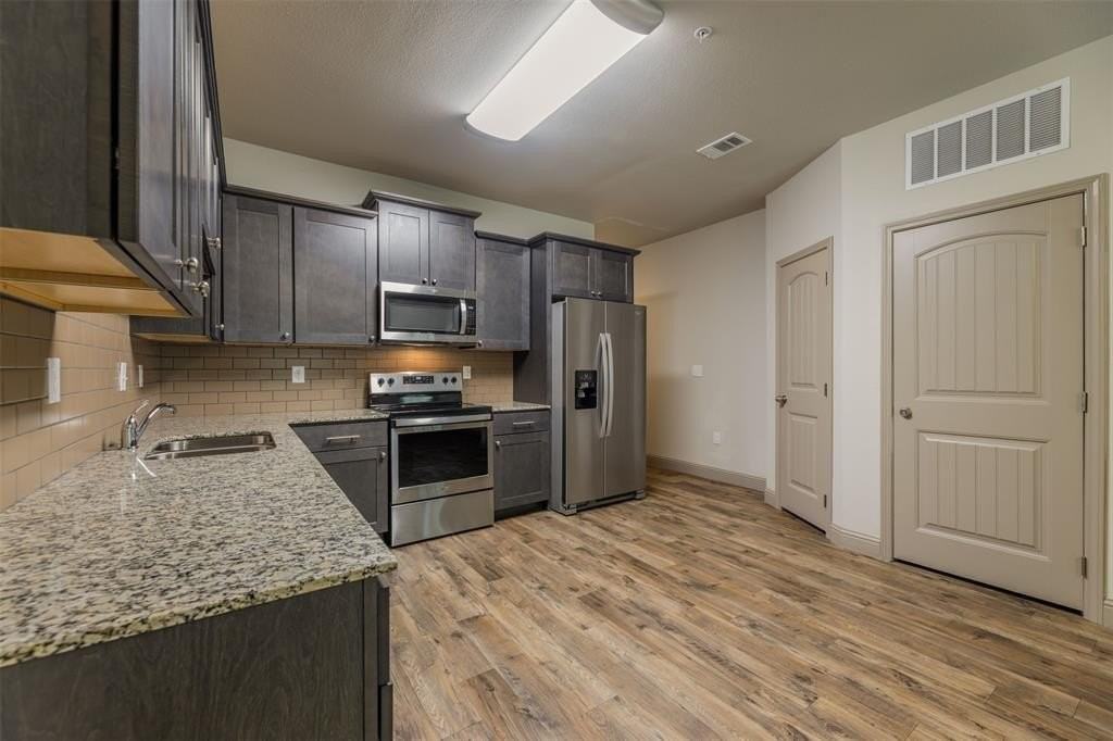 512 E Akard St #200 - Photo 6 of 16