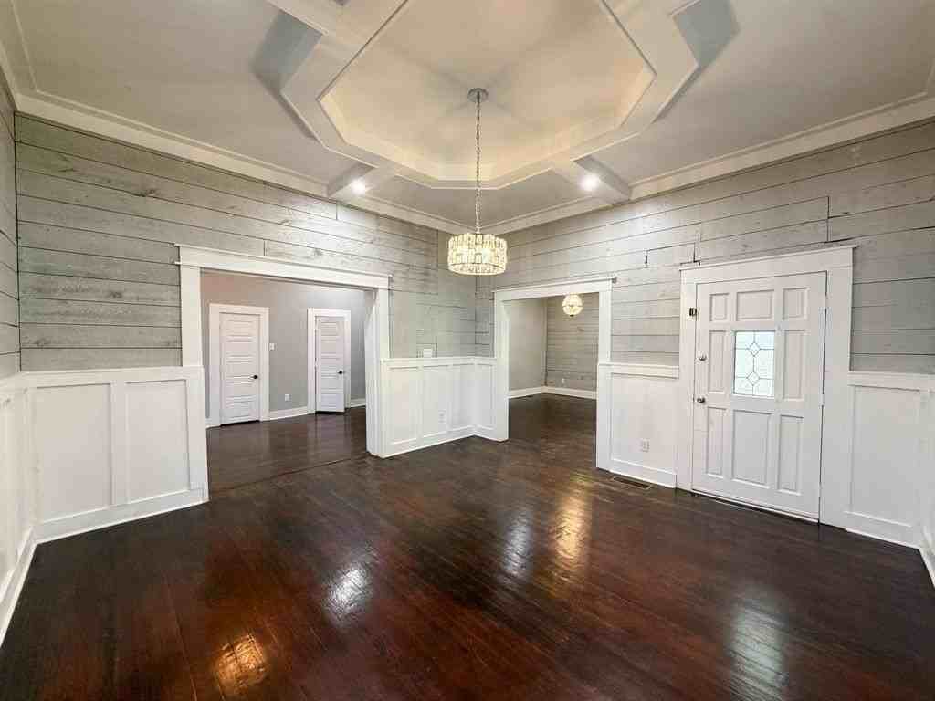 405 E Denton St - Photo 6 of 34