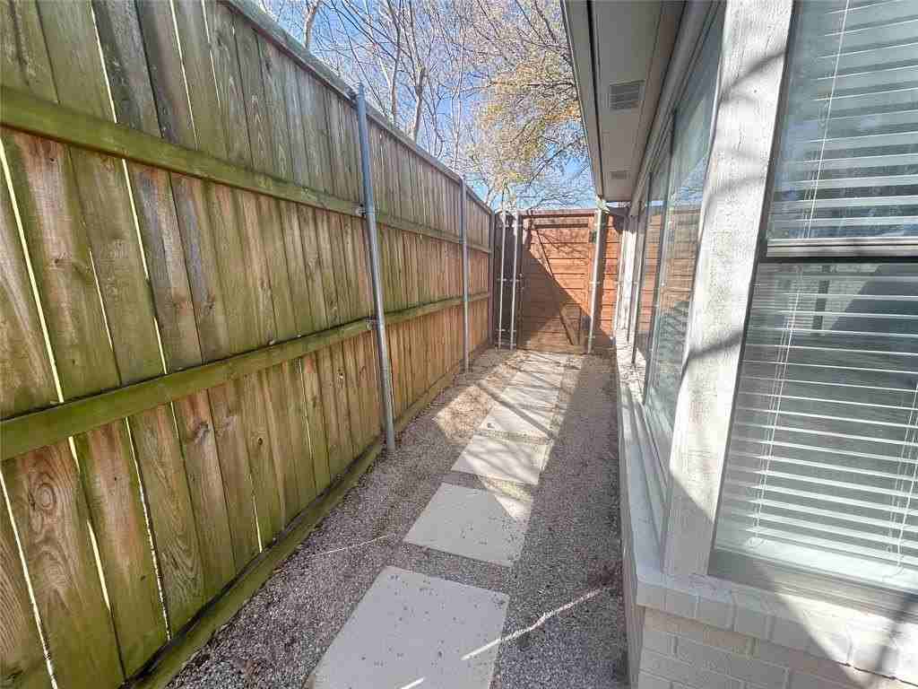 3016 Oakridge Dr - Photo 3 of 20