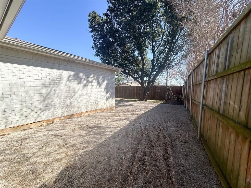 3016 Oakridge Dr - Photo 4 of 20