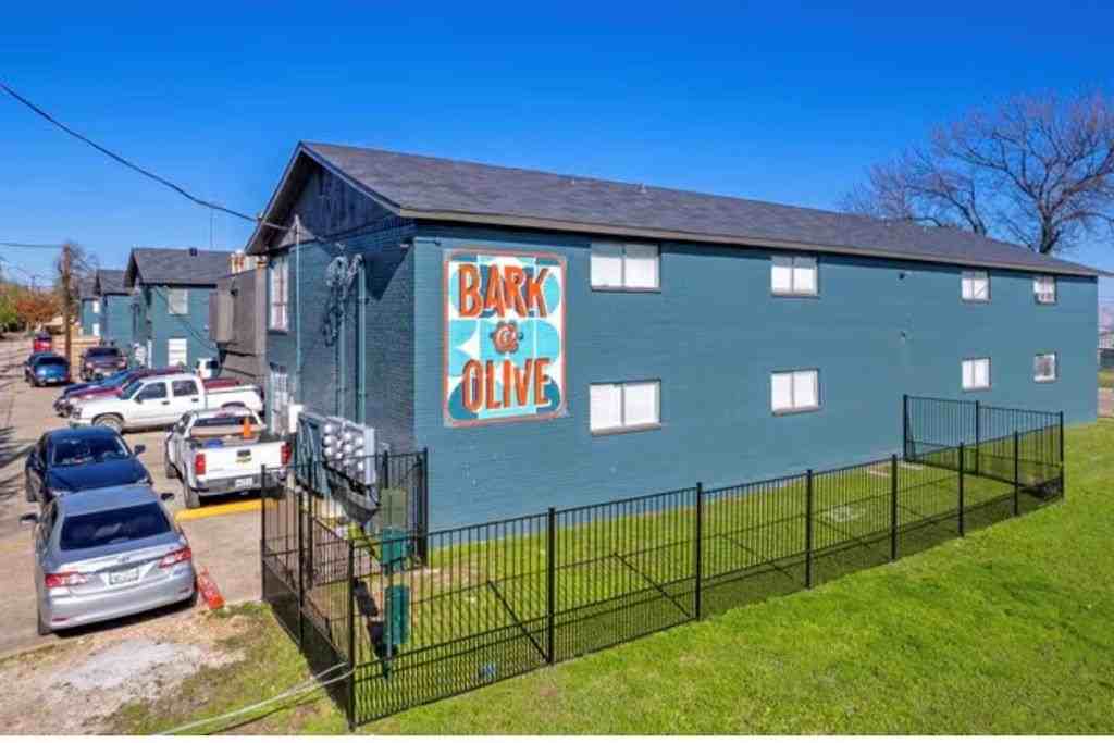 2211 S Vernon Ave #109 - Photo 7 of 9