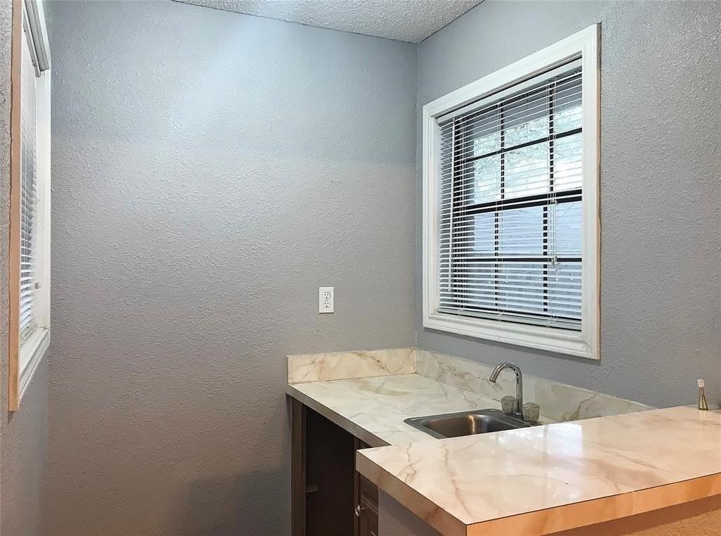 1129 Bent Oaks Dr - Photo 4 of 16