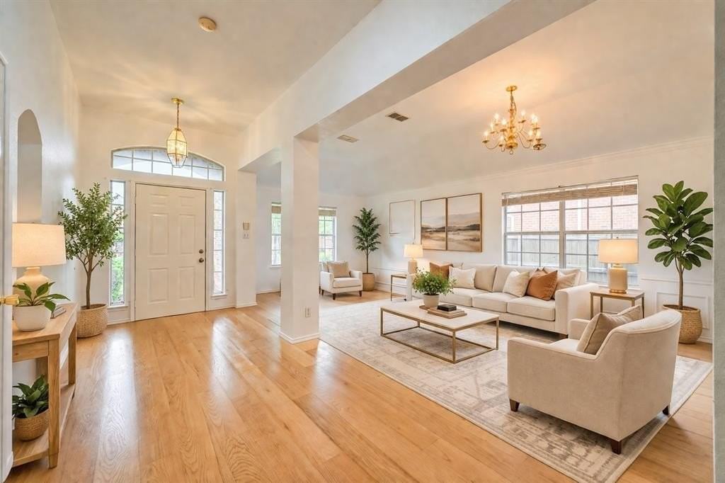 304 Mimosa Dr - Photo 2 of 15