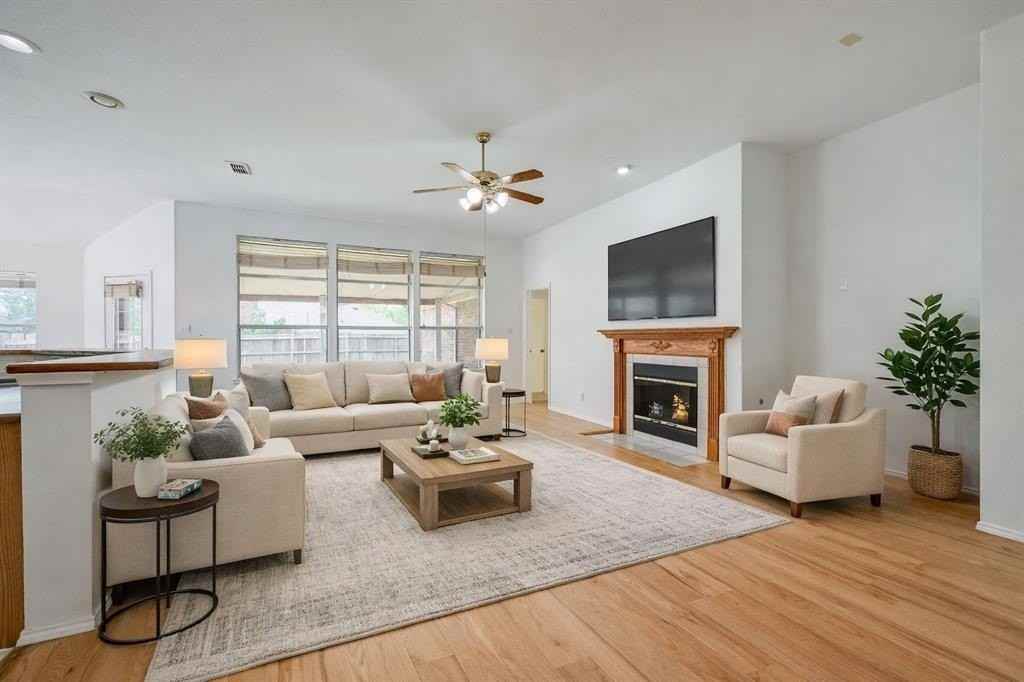 304 Mimosa Dr - Photo 3 of 15