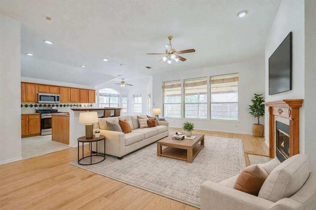 304 Mimosa Dr - Photo 4 of 15