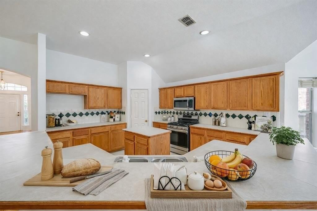 304 Mimosa Dr - Photo 6 of 15