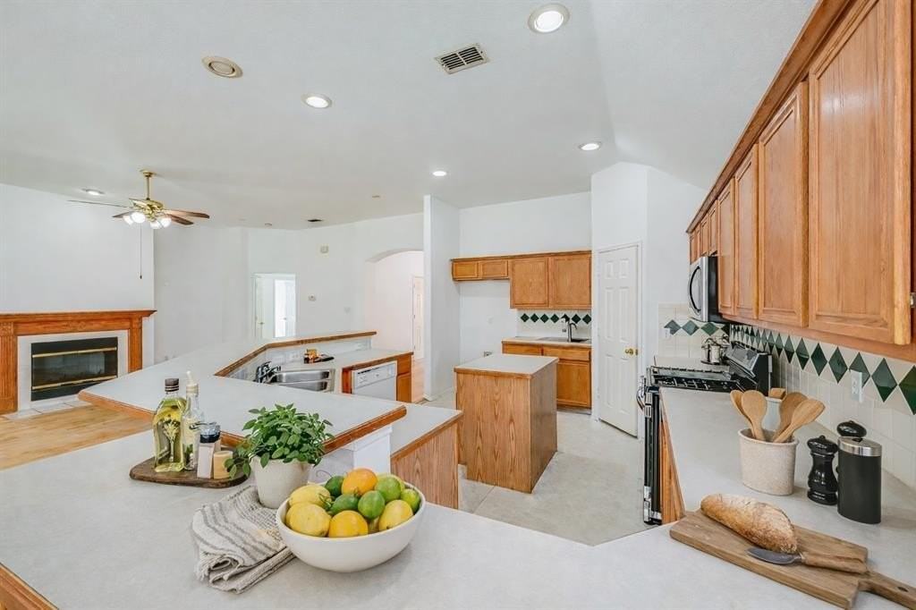 304 Mimosa Dr - Photo 7 of 15