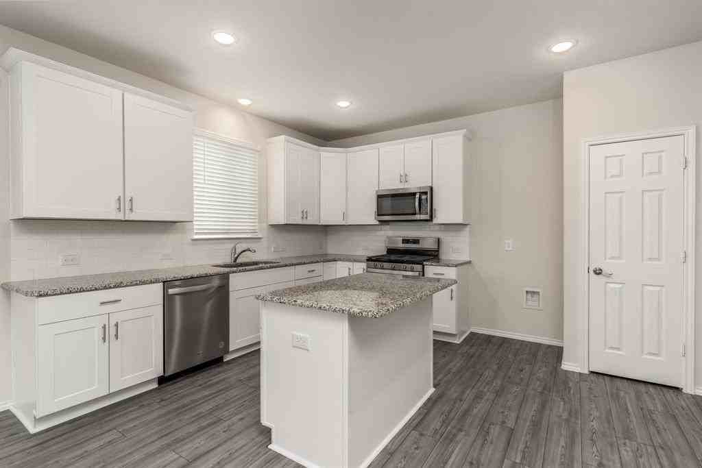 802 Egret St - Photo 3 of 32