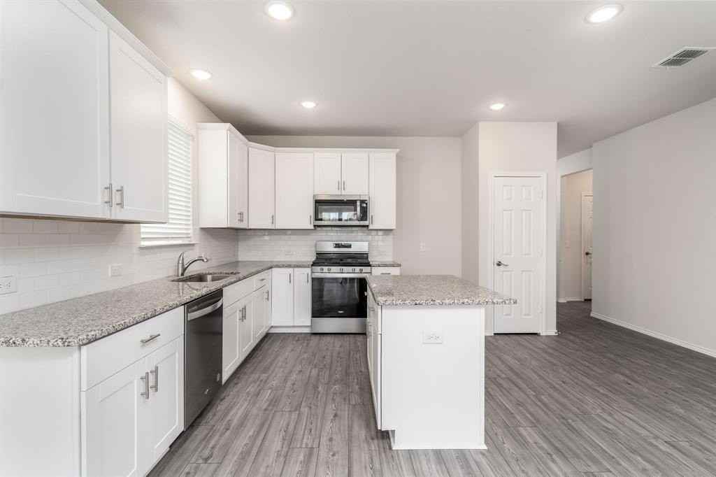 802 Egret St - Photo 4 of 32