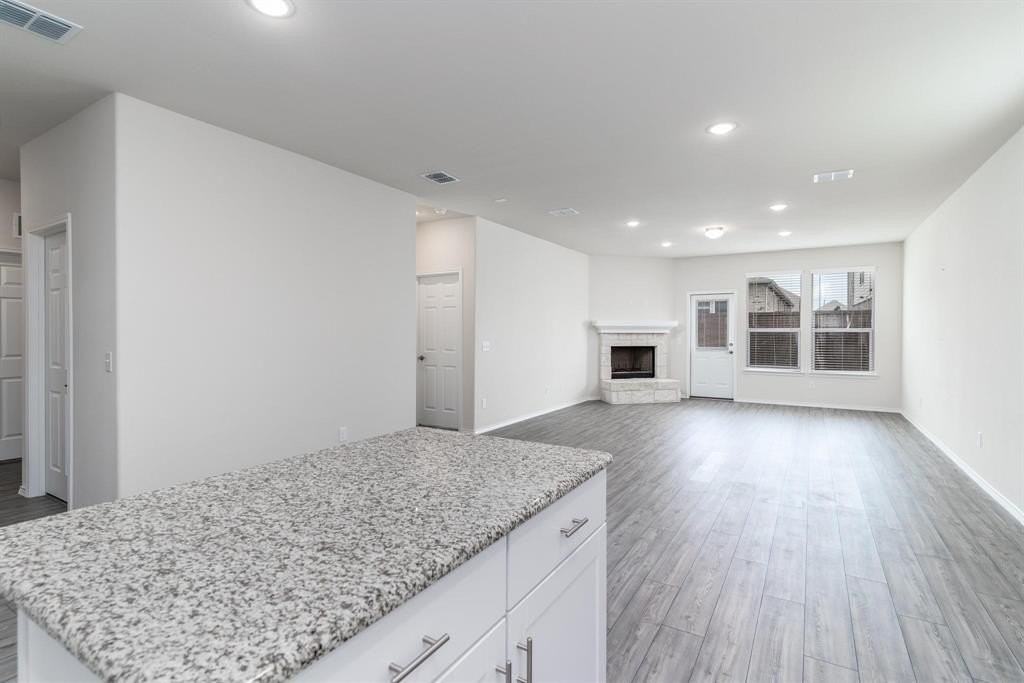 802 Egret St - Photo 6 of 32