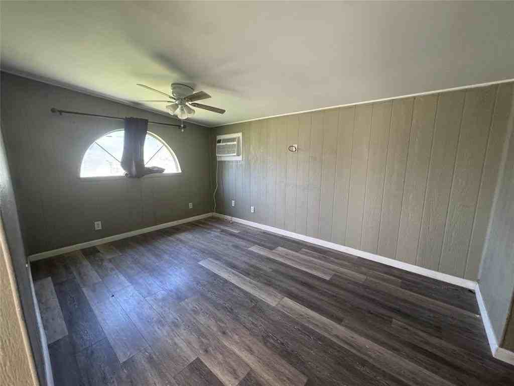 202 W Tarrant St - Photo 4 of 5