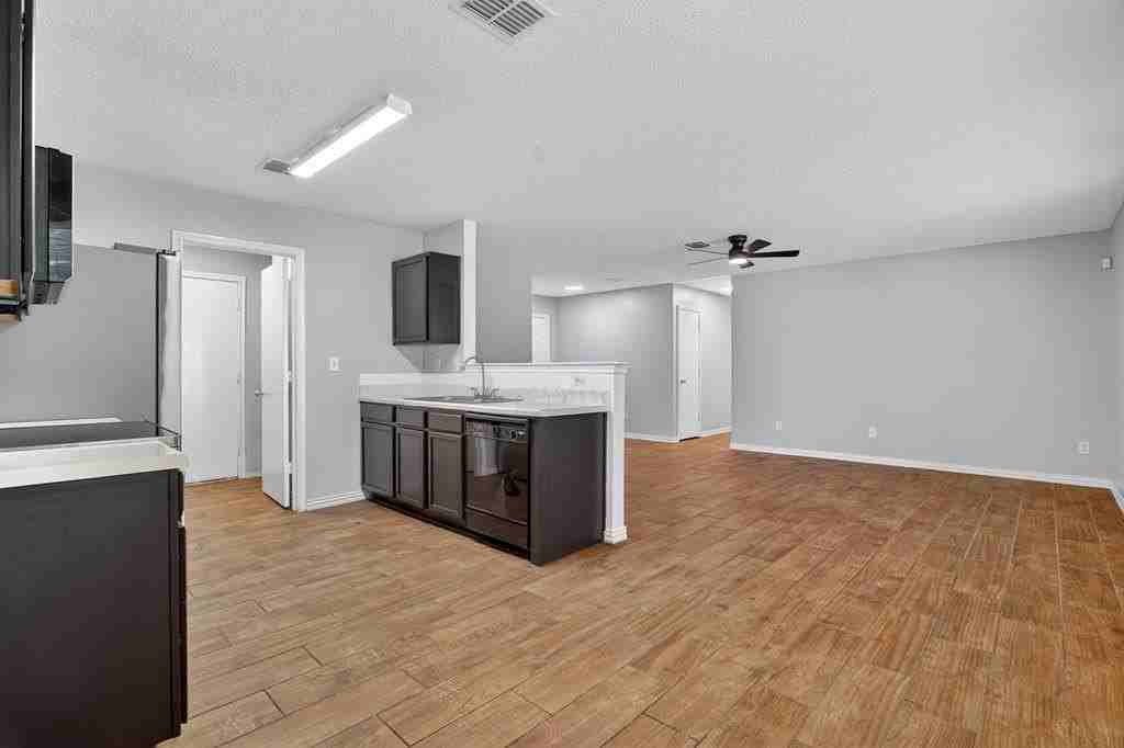 1435 Queen Annes Dr - Photo 6 of 25