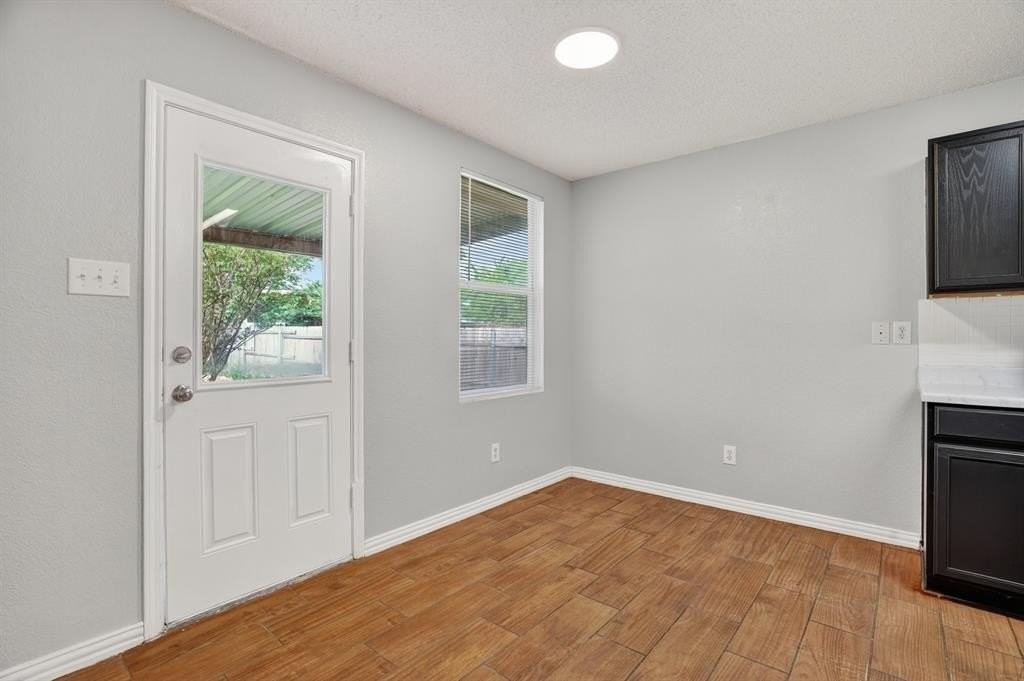 1435 Queen Annes Dr - Photo 7 of 25