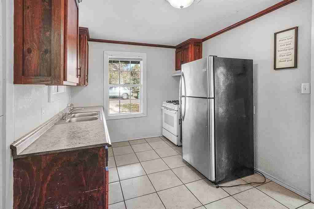 208 3rd St - Photo 3 of 25