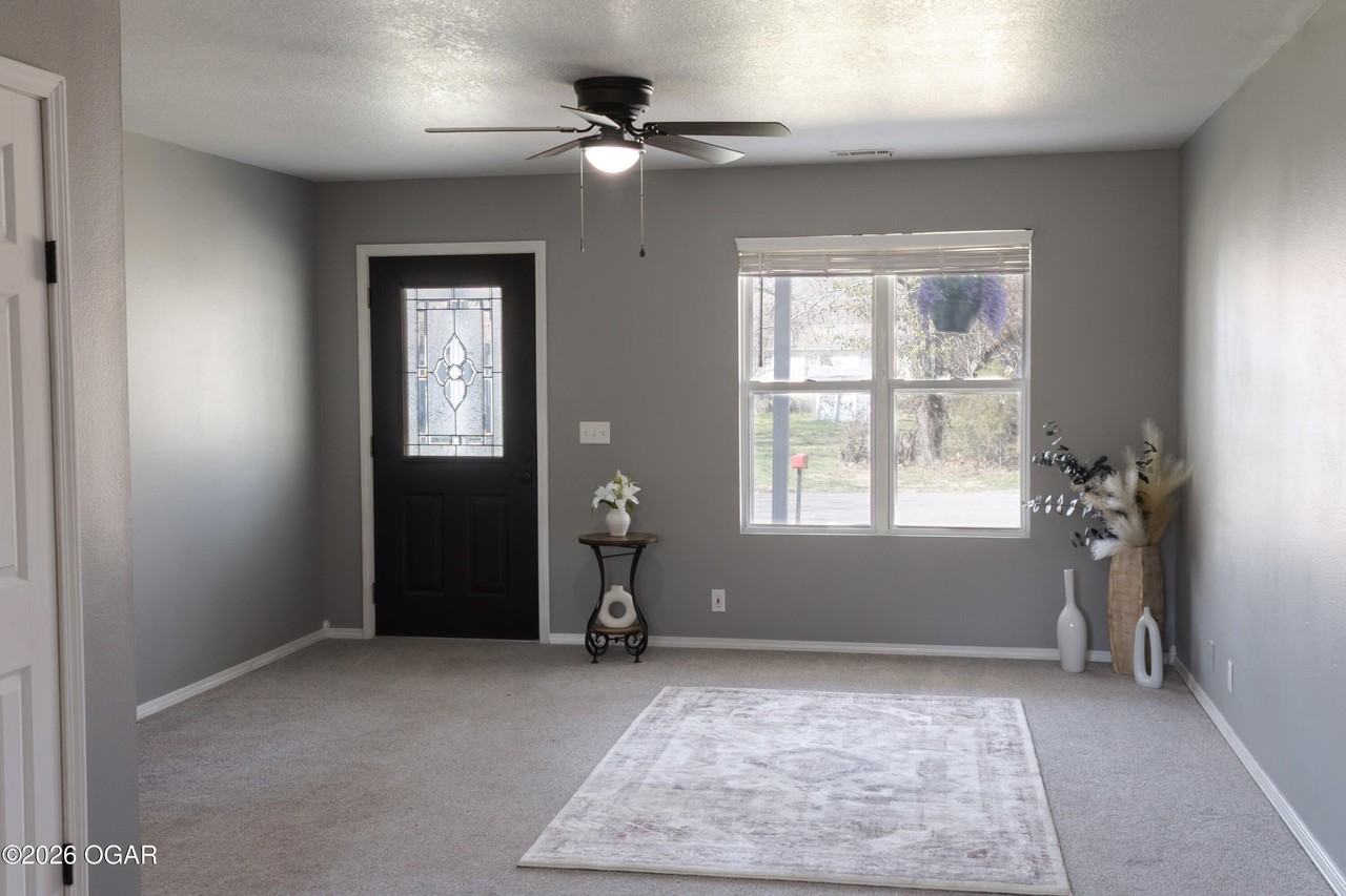 1880 E Kensington St - Photo 3 of 16