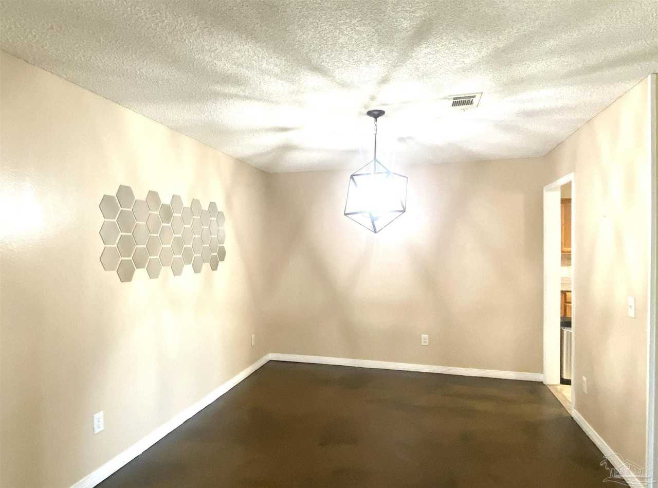 6425 Sarasota St - Photo 4 of 38