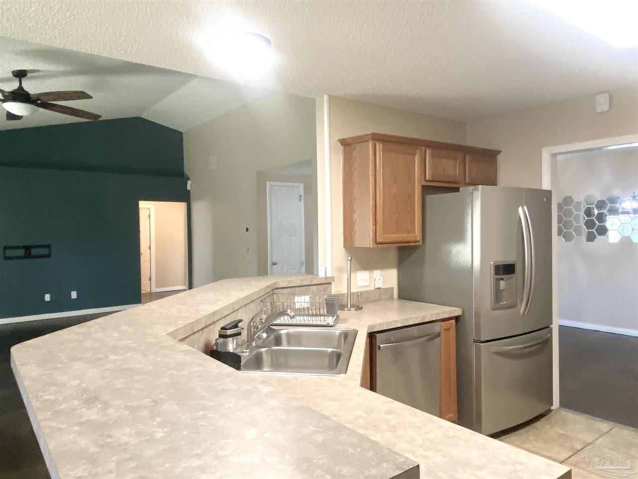 6425 Sarasota St - Photo 7 of 38