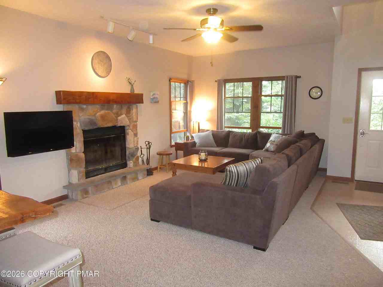 368 Aspen Ct - Photo 4 of 12