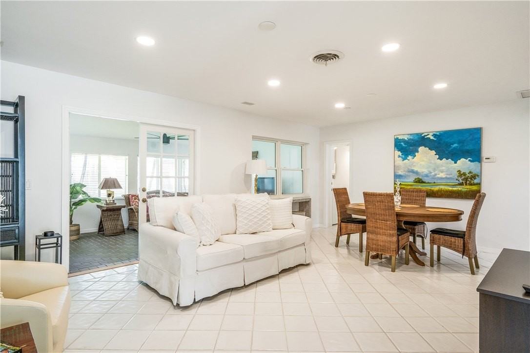 456 19th Pl - Photo 4 of 35