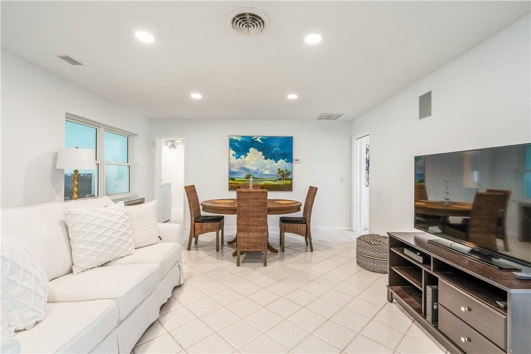 456 19th Pl - Photo 5 of 35