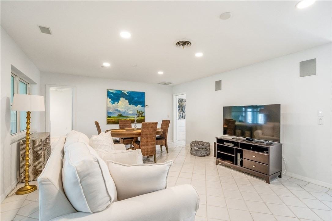 456 19th Pl - Photo 6 of 35