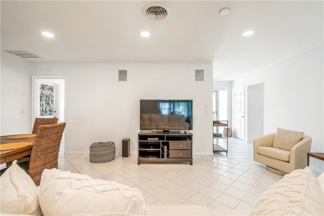 456 19th Pl - Photo 7 of 35