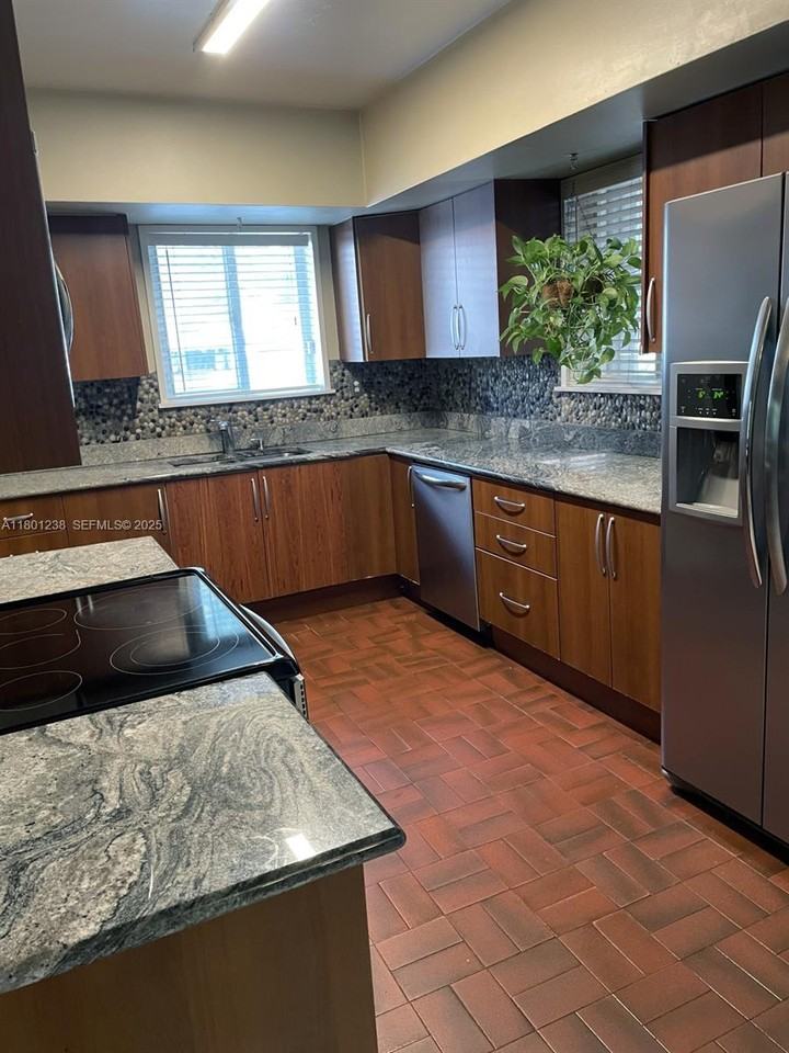 14825 Northeast 9th Court - Photo 6 of 11