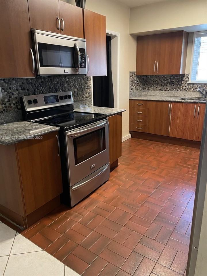 14825 Northeast 9th Court - Photo 7 of 11