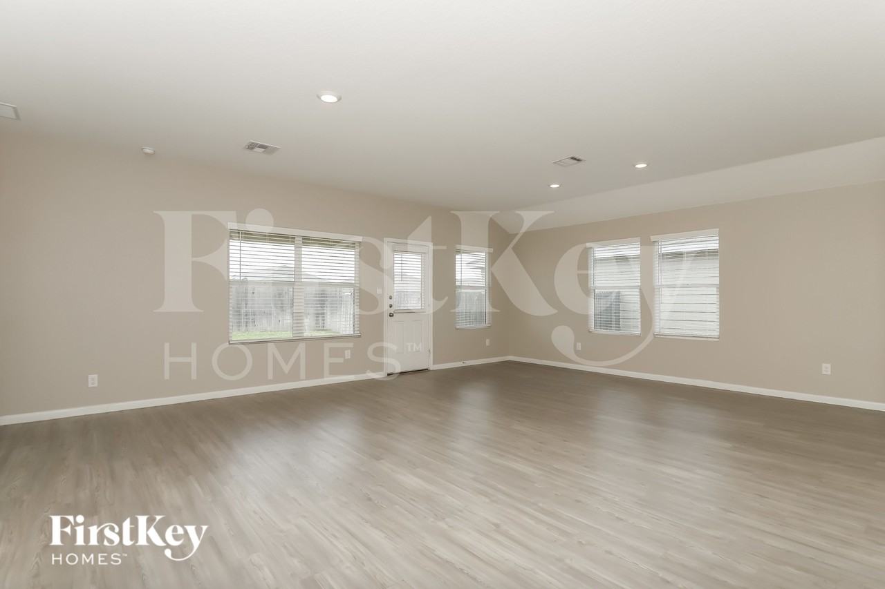 1220 Treehouse Ln - Photo 3 of 20