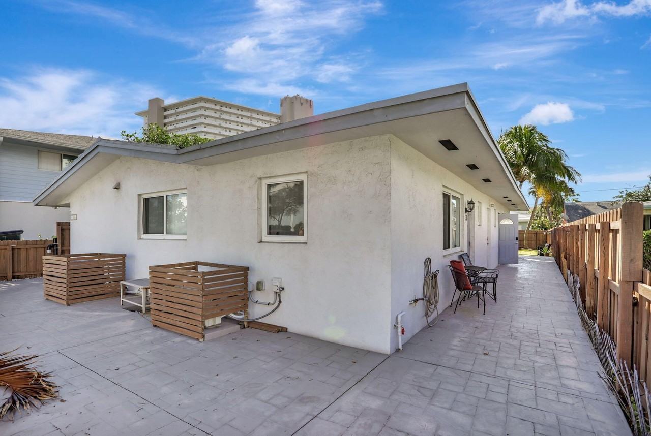 1986 Ne 5th St #4 - Photo 3 of 14