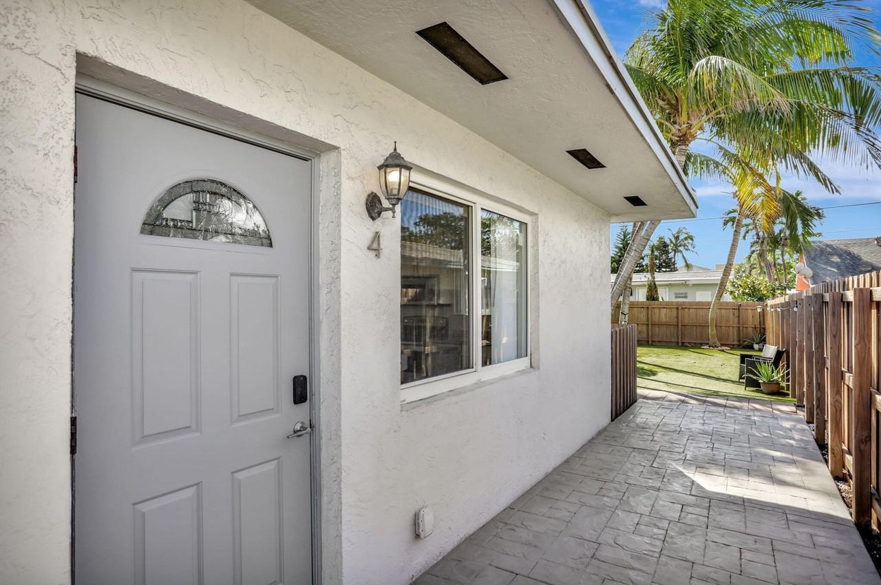 1986 Ne 5th St #4 - Photo 4 of 14