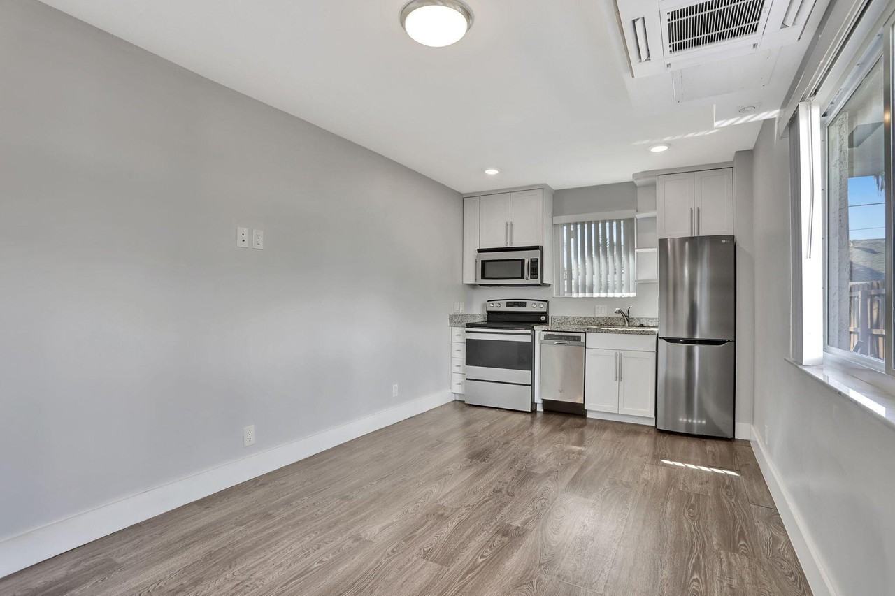 1986 Ne 5th St #4 - Photo 5 of 14