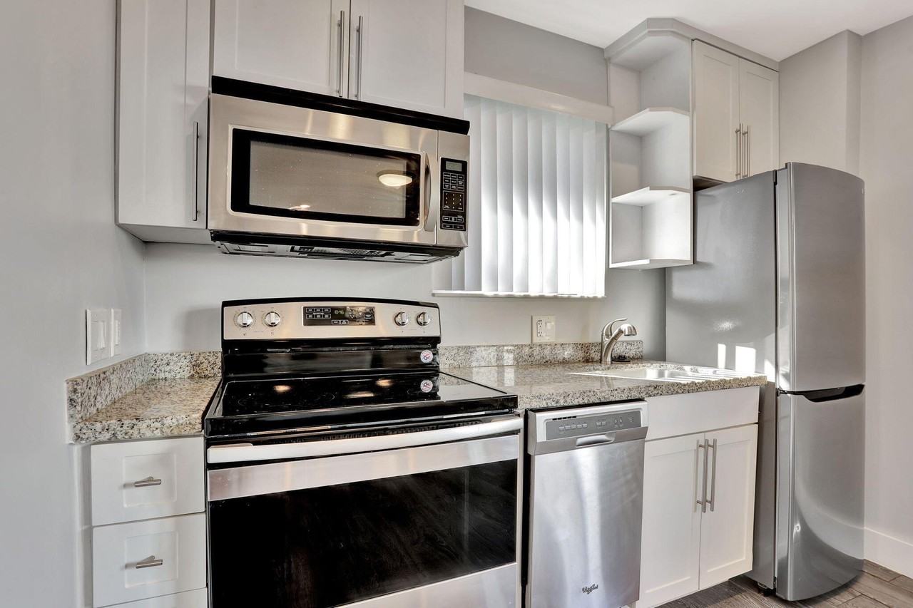 1986 Ne 5th St #4 - Photo 6 of 14