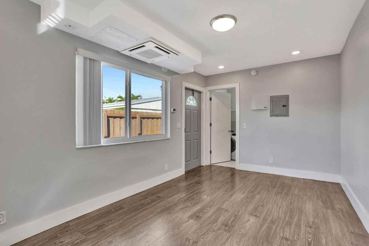 1986 Ne 5th St #4 - Photo 7 of 14