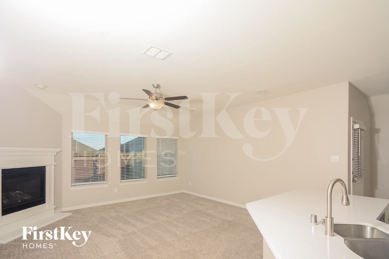 905 Rosewood St - Photo 4 of 16