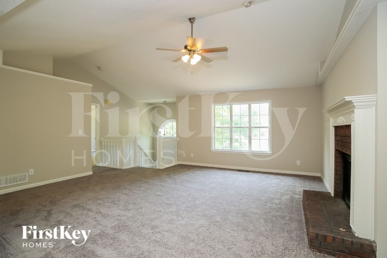 703 Hearthstone Xing - Photo 4 of 15