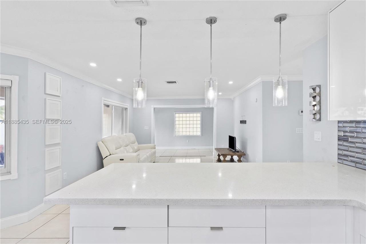 15823 Southwest 79th Street - Photo 4 of 45