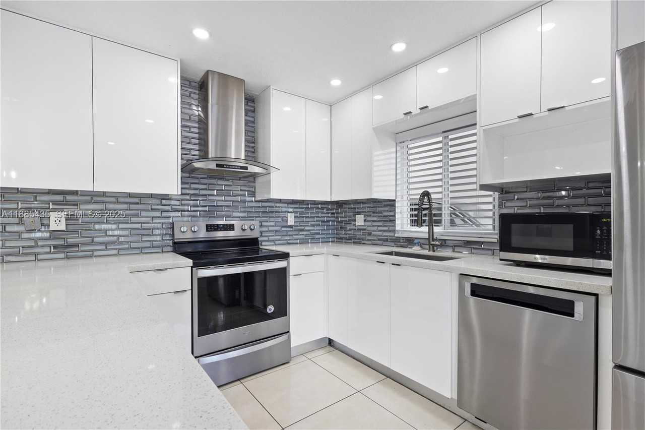 15823 Southwest 79th Street - Photo 3 of 45