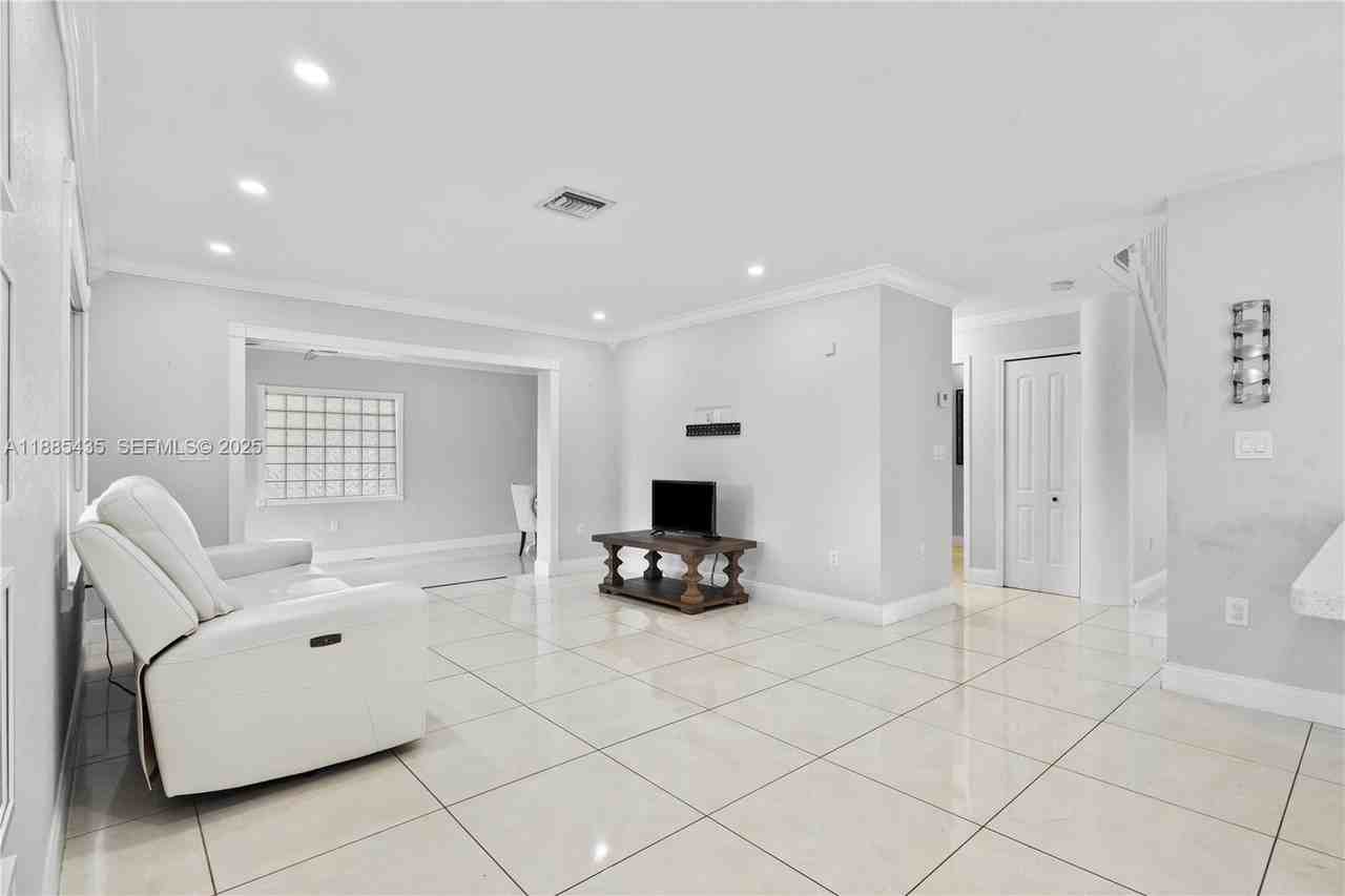 15823 Southwest 79th Street - Photo 6 of 45