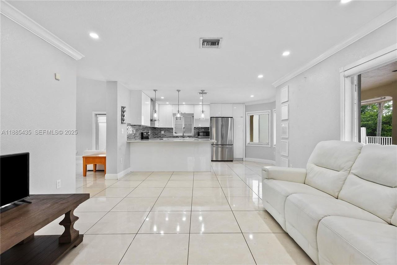 15823 Southwest 79th Street - Photo 7 of 45