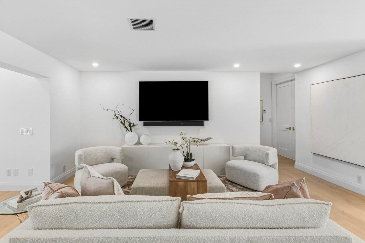 735 Ne 6th St - Photo 6 of 43