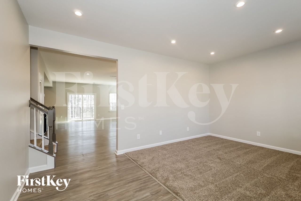 1207 Harkey Creek Dr - Photo 4 of 15