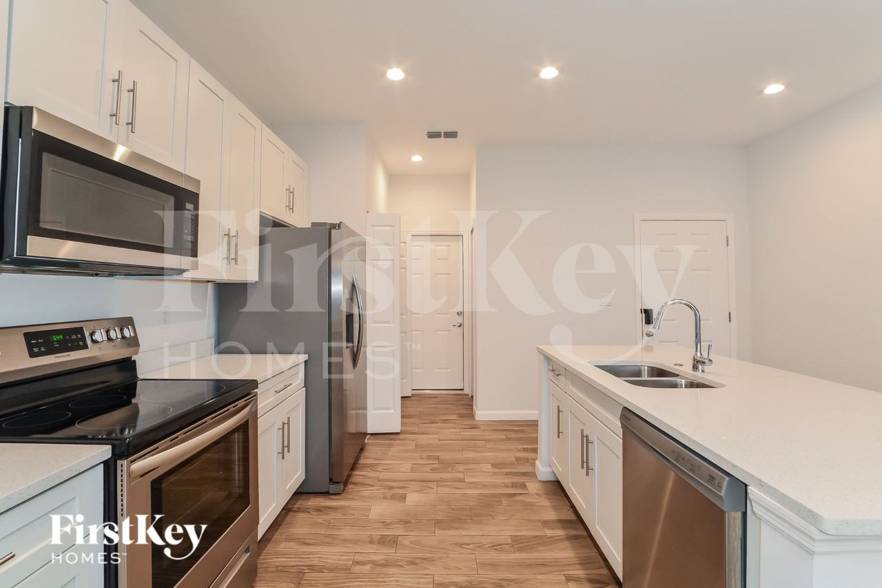 1050 E Lombardy Dr - Photo 4 of 16